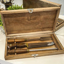 Conjunto de churrasco em caixa de madeira com faca, garfo e chaira com cabos de madeira