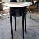 Fogareiro a gás com base de três pés e chapa de metal redonda para churrasco