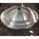 Panela de alumínio brilhante com tampa na superfície de madeira rústica