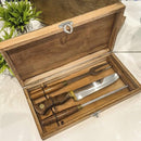 Conjunto de utensílios para churrasco com cabo de madeira em estojo rústico de madeira aberto