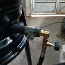 Mangueira de gás conectada com regulador de pressão em fogão preto com suporte metálico