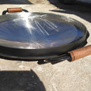 Disco de borda com alças de madeira sobre superfície de concreto, refletindo luz solar