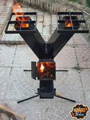 Churrasqueira de ferro preta em formato Y com duas grelhas e fogo aceso, sobre piso de azulejos